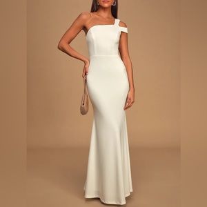 Lulu’s long white gown, size S, never worn